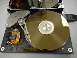 interpol formará peritos en informatica forense en 187 paises. 268 disco duro abierto, autor: toshiyuki imai kyoto, japon