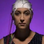 esta mujer lleva un casco eeg. crédito: jonathan cohen / universidad de binghamton