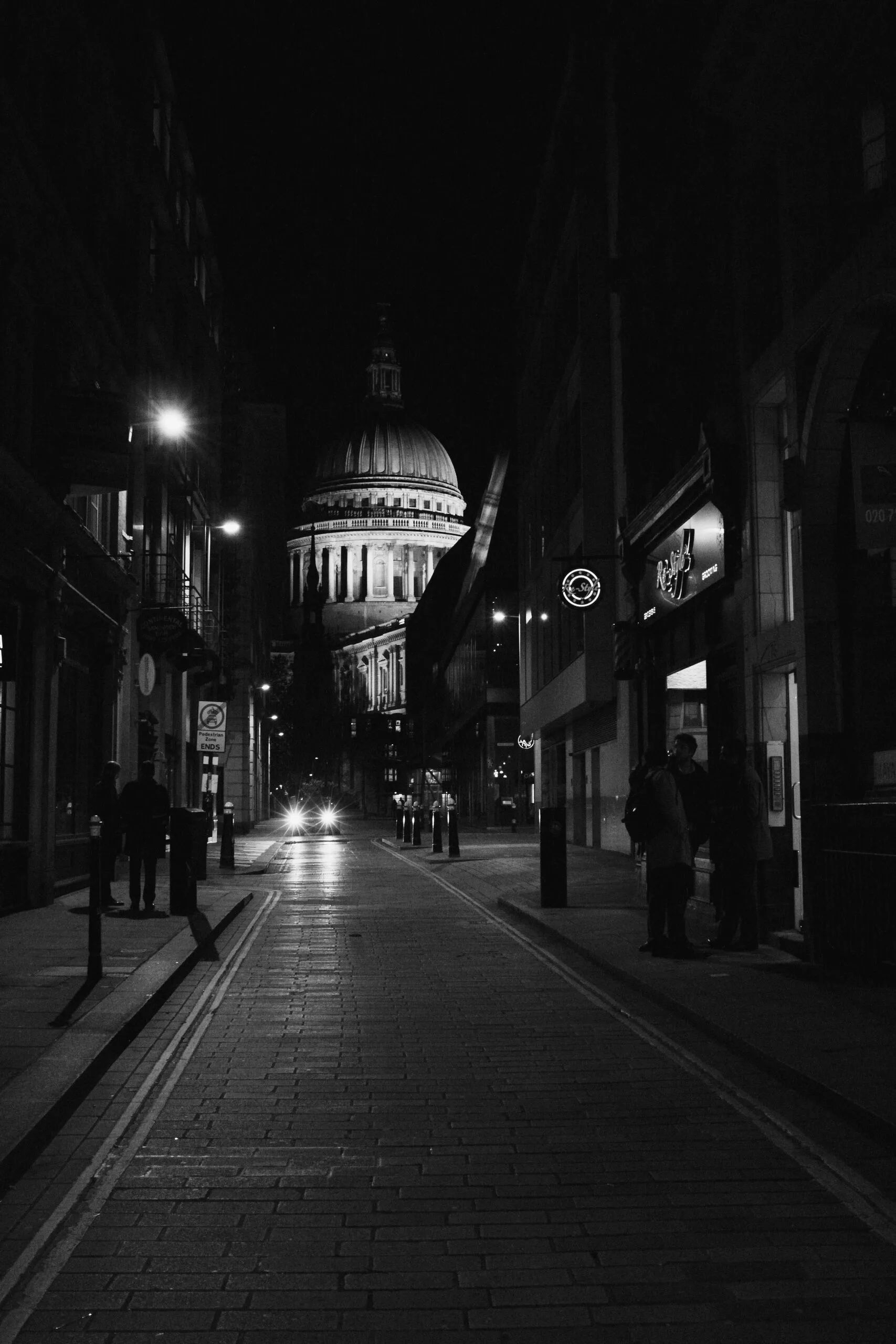 lazarus y el ataque de hackers a través de banco en filipinas 71 grayscale photo of empty road between buildings